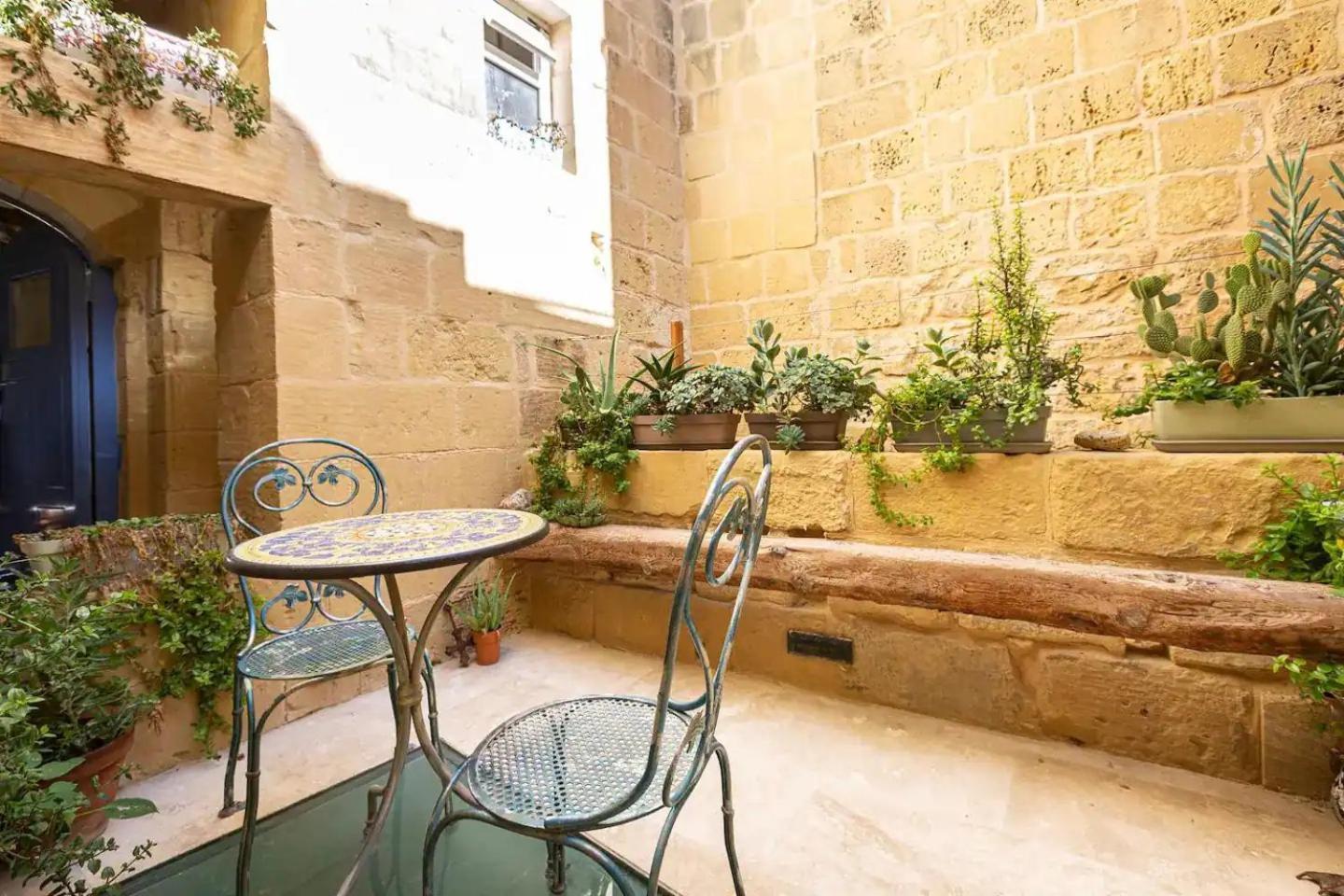 Historic Hideaways - 900 Year Old Converted Studios Victoria Kültér fotó