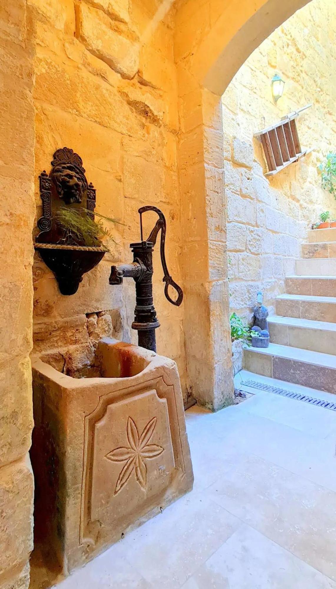 Historic Hideaways - 900 Year Old Converted Studios Victoria Kültér fotó