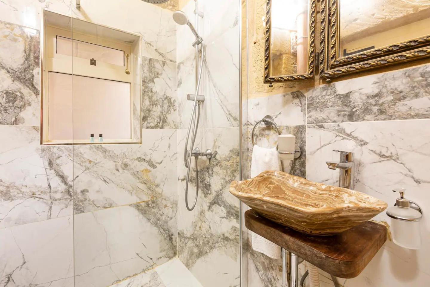 Historic Hideaways - 900 Year Old Converted Studios Victoria Kültér fotó