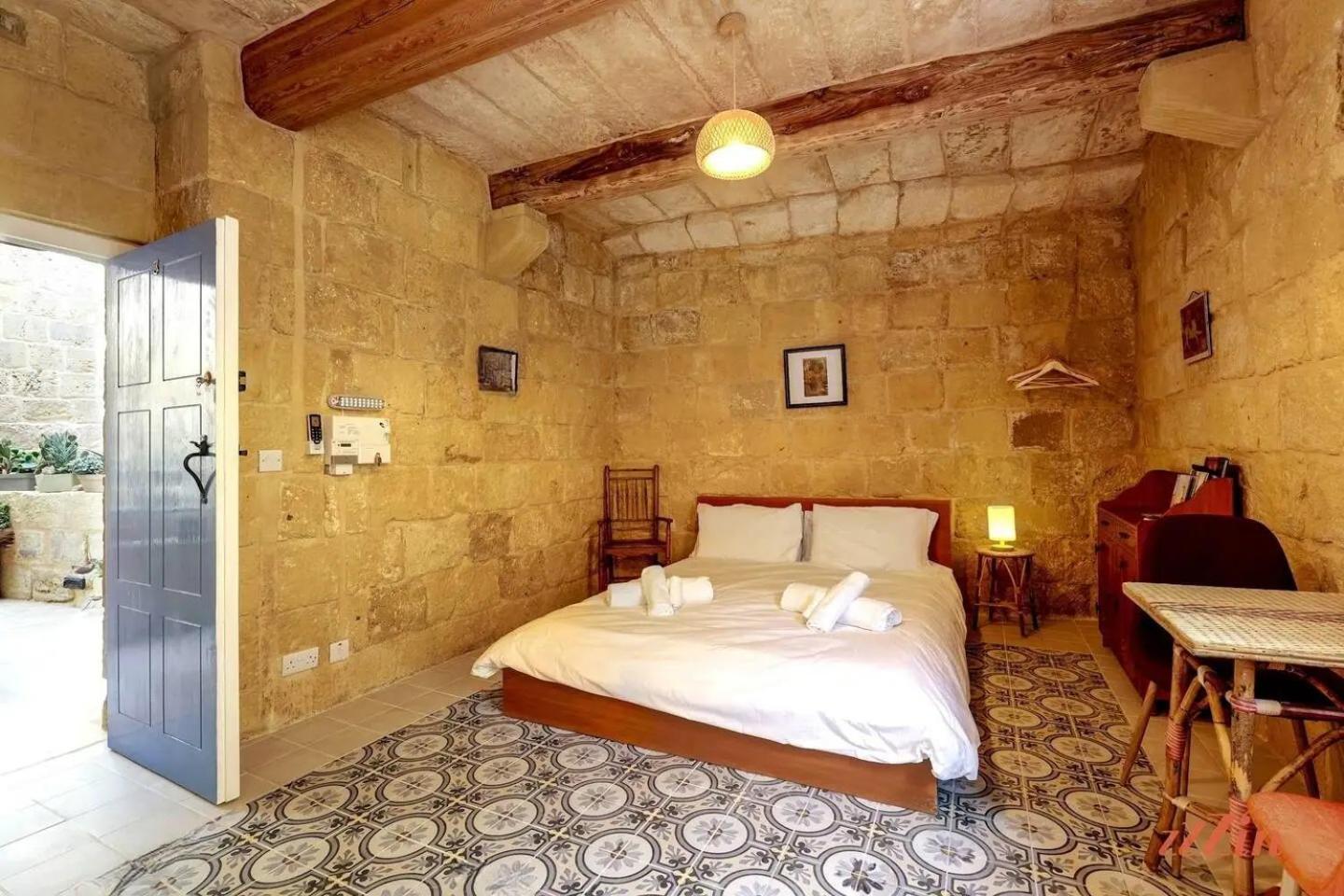 Historic Hideaways - 900 Year Old Converted Studios Victoria Kültér fotó