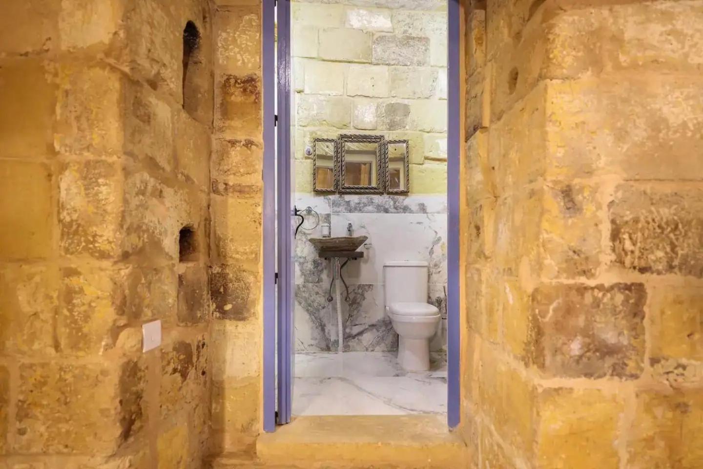 Historic Hideaways - 900 Year Old Converted Studios Victoria Kültér fotó