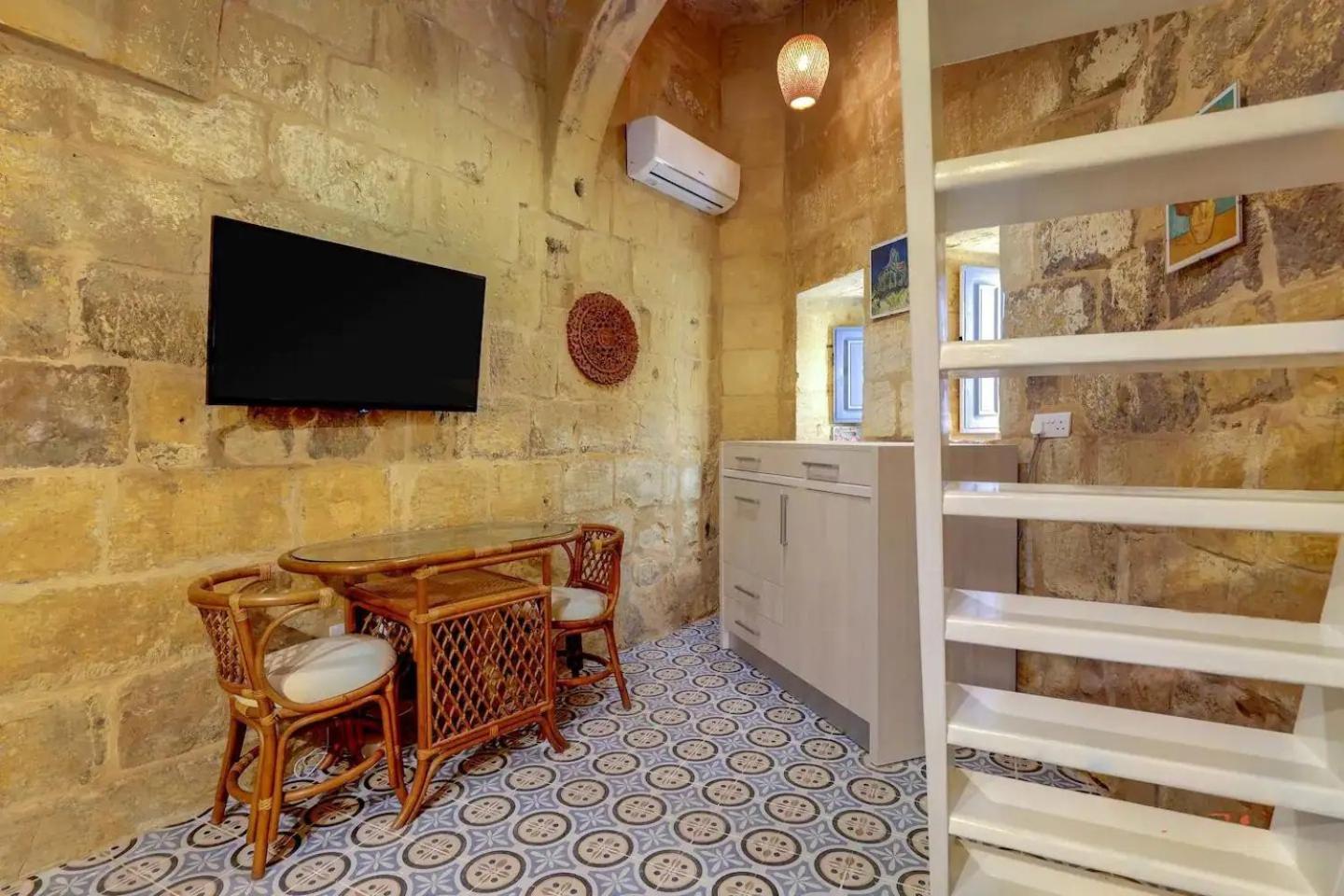 Historic Hideaways - 900 Year Old Converted Studios Victoria Kültér fotó