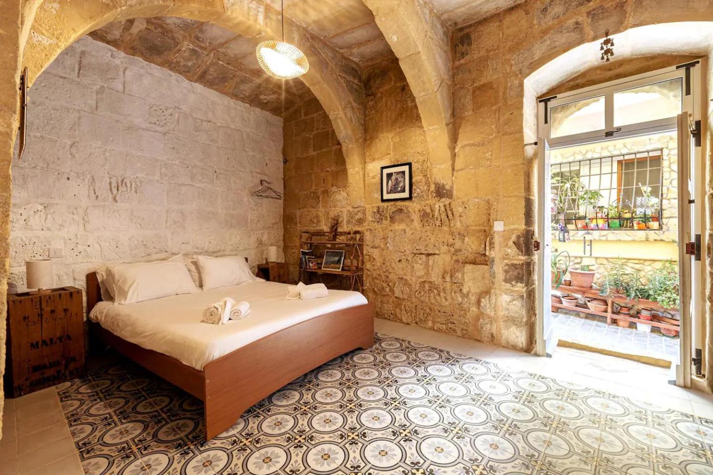 Historic Hideaways - 900 Year Old Converted Studios Victoria Kültér fotó