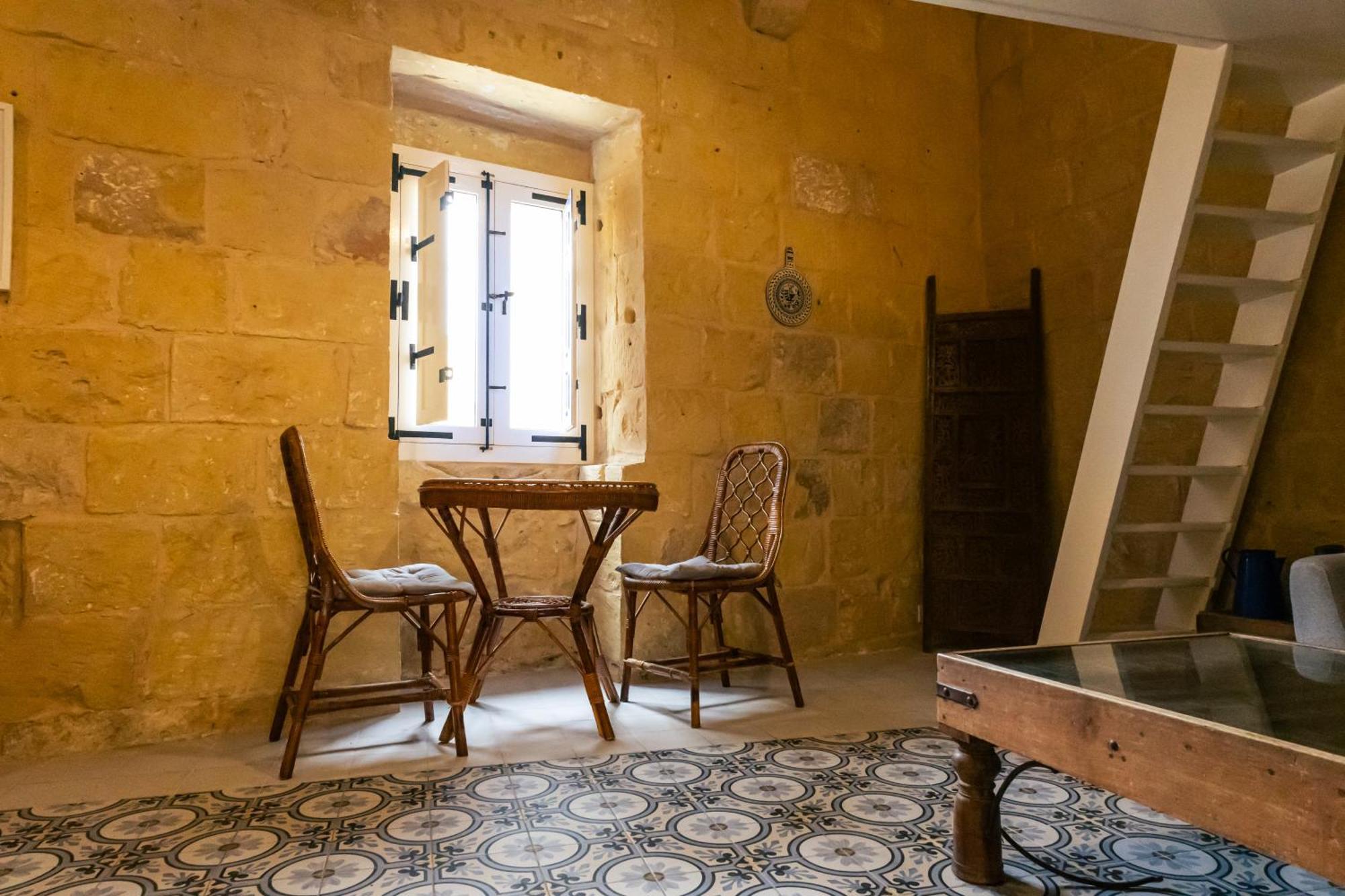 Historic Hideaways - 900 Year Old Converted Studios Victoria Kültér fotó