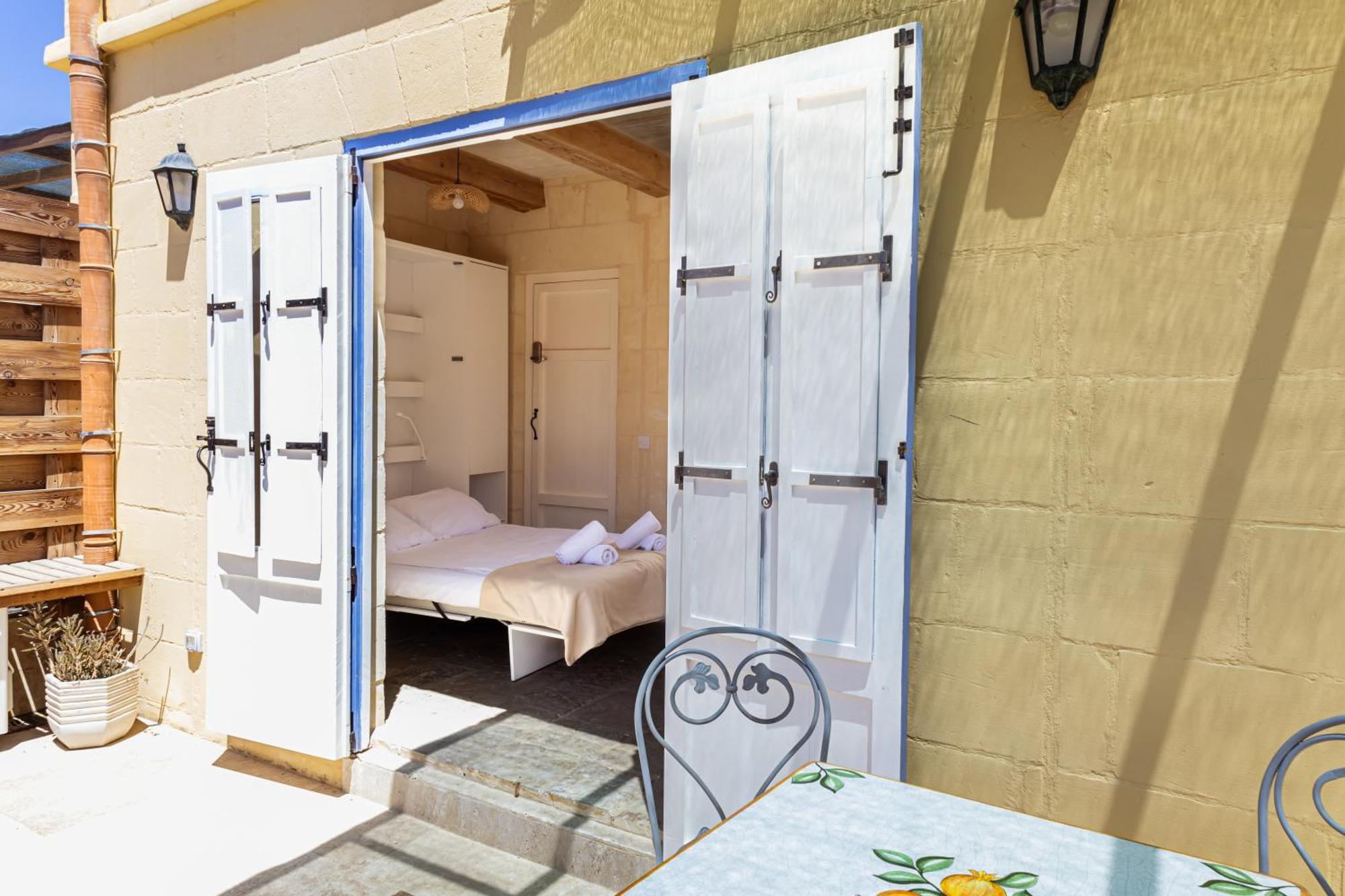 Historic Hideaways - 900 Year Old Converted Studios Victoria Kültér fotó