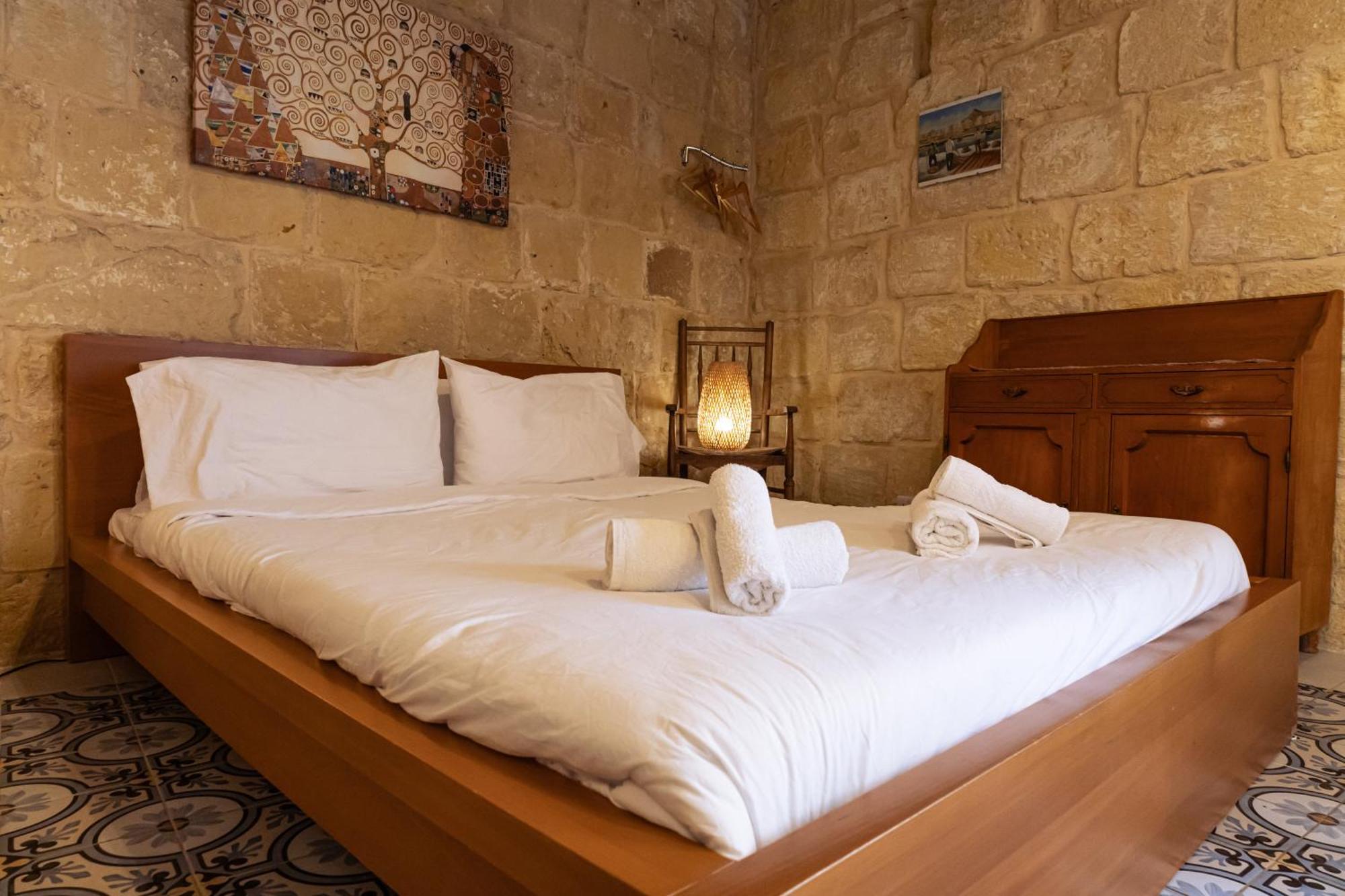 Historic Hideaways - 900 Year Old Converted Studios Victoria Kültér fotó