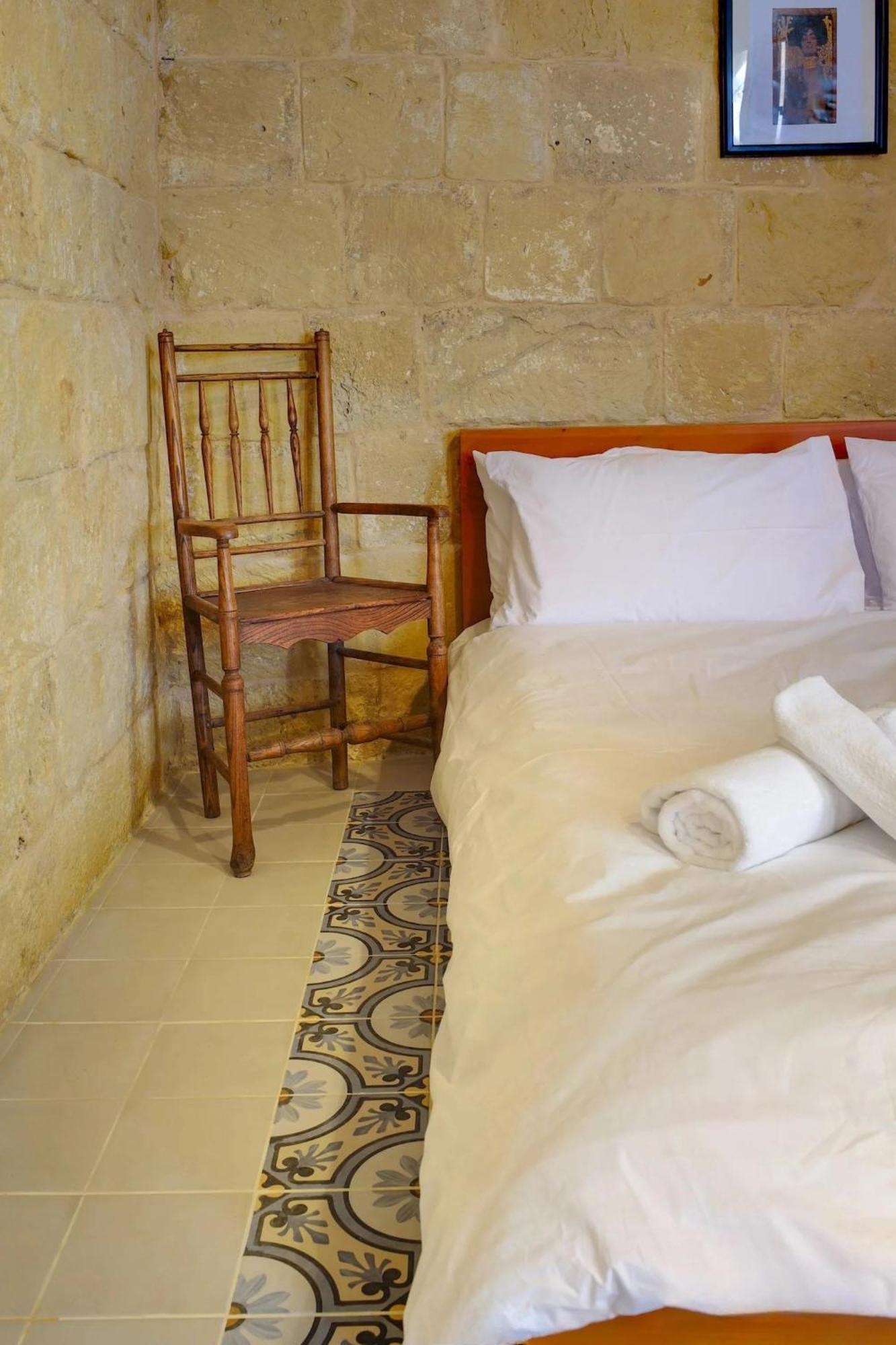 Historic Hideaways - 900 Year Old Converted Studios Victoria Kültér fotó