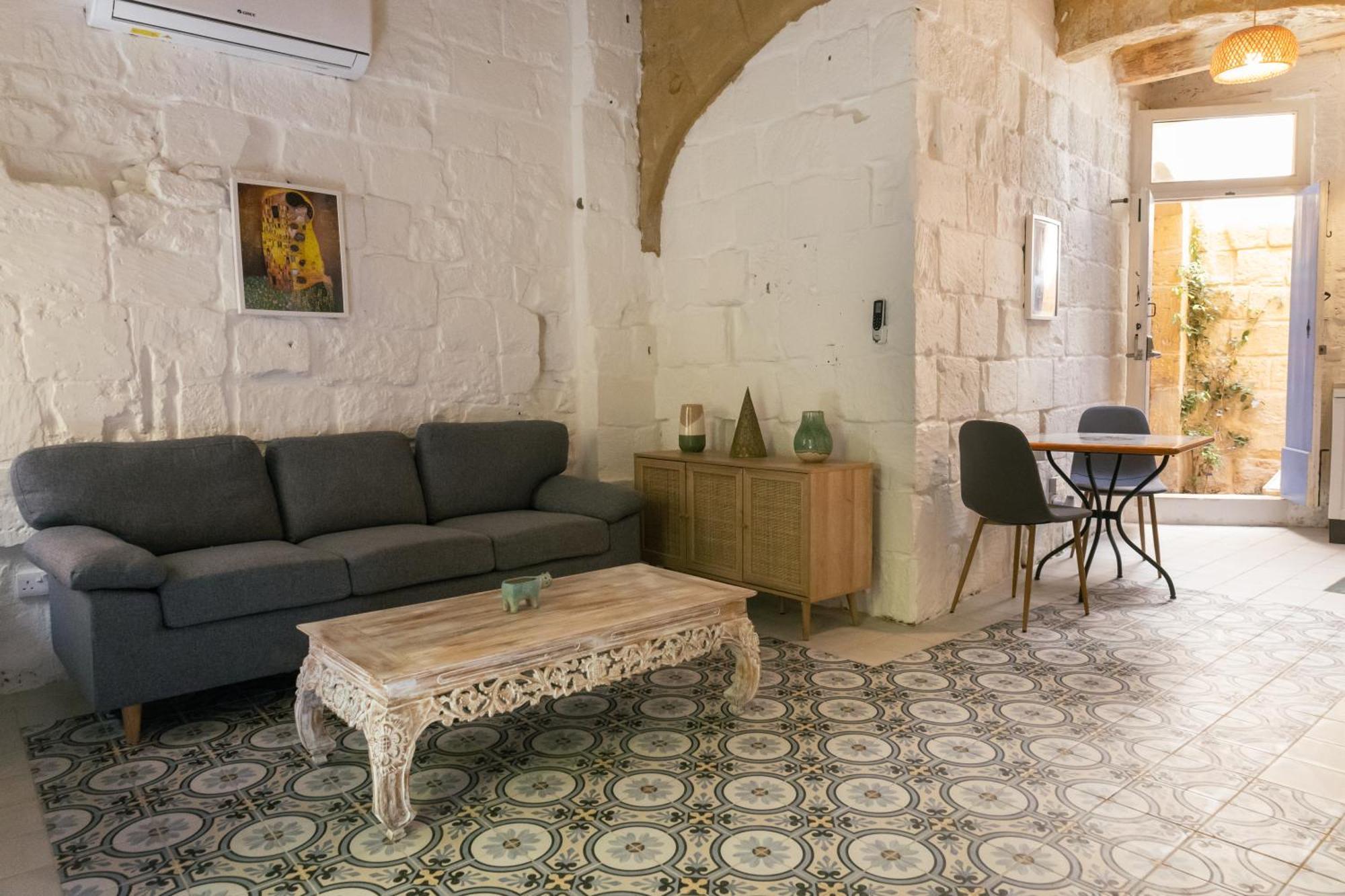 Historic Hideaways - 900 Year Old Converted Studios Victoria Kültér fotó