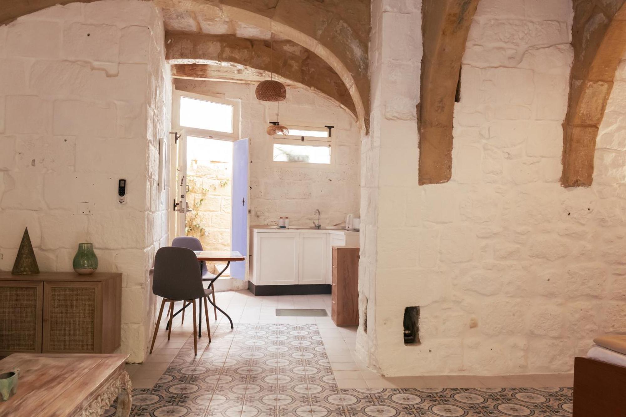Historic Hideaways - 900 Year Old Converted Studios Victoria Kültér fotó