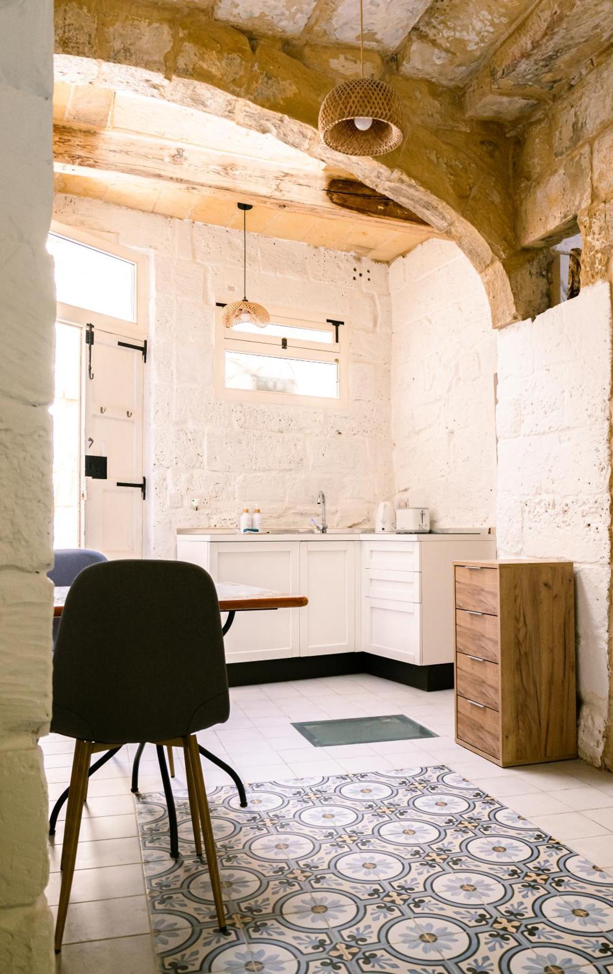 Historic Hideaways - 900 Year Old Converted Studios Victoria Kültér fotó
