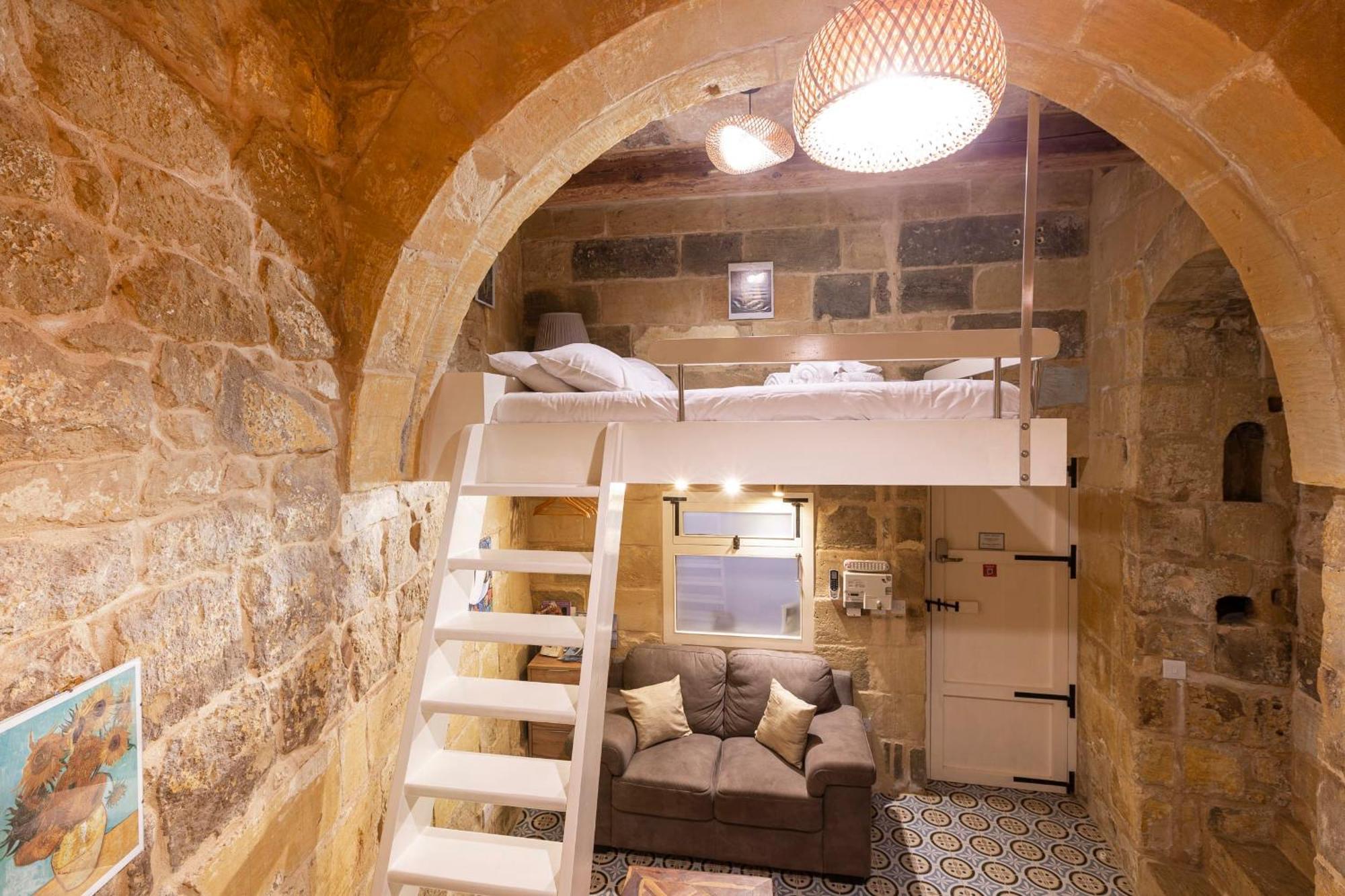Historic Hideaways - 900 Year Old Converted Studios Victoria Kültér fotó